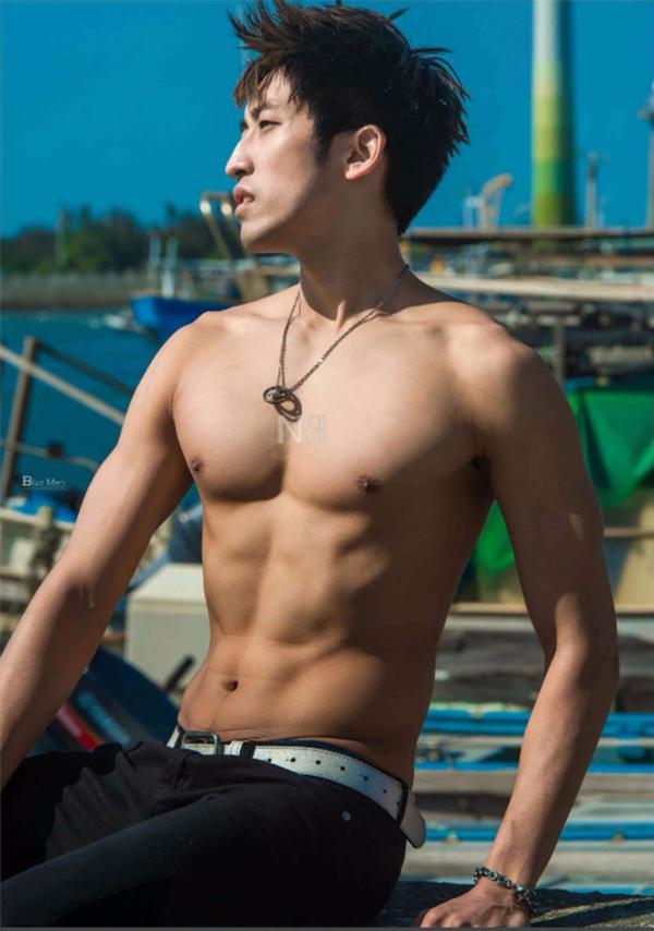 Whoseman-4-明星教練男丁格爾-芬達-全裸非全見寫真書